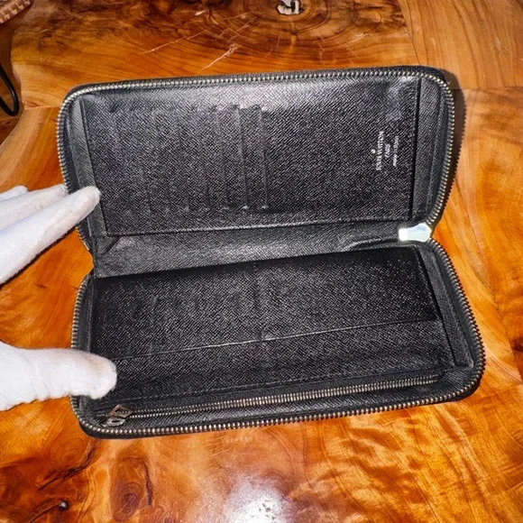 Louis Vuitton
2014 Damier Graphite Pattern Zippy Organizer Wallet - Picture 7 of 17